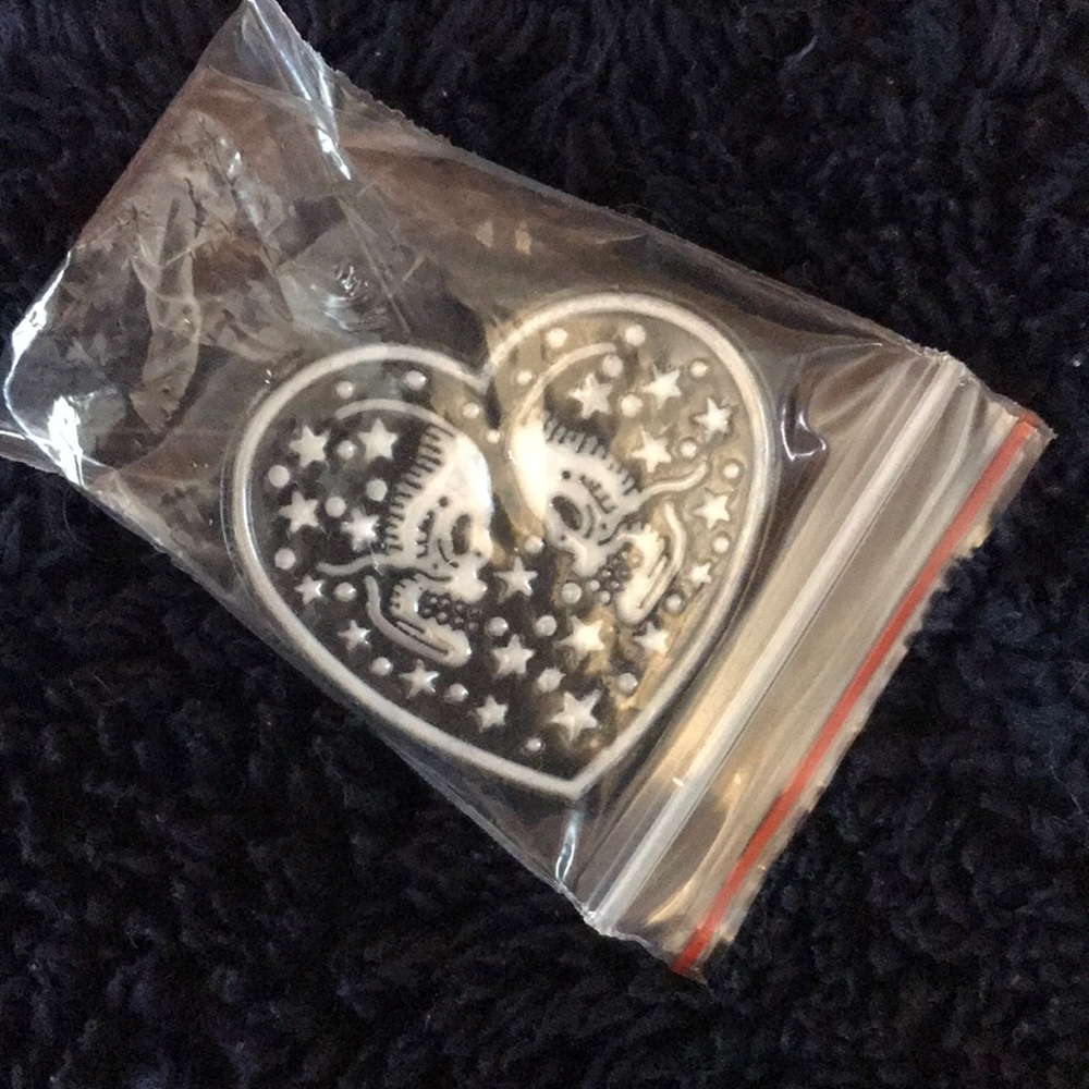 Skull lovers heart pin